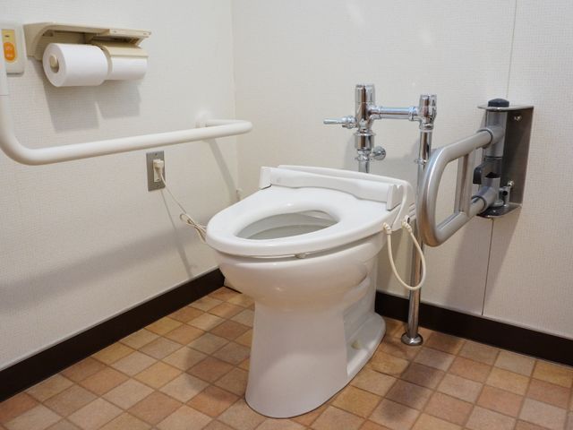 バリアフリー対応トイレ 洋式トイレ 手すりや緊急コールが整った清潔なトイレ空間です。日々の快適さを支える設備が整っています。