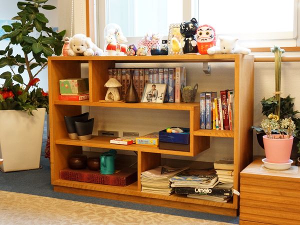 暖かい色合いのラウンジ棚