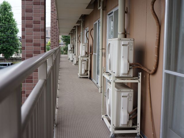 清潔感のある施設の廊下 バルコニー 広々とした廊下は整然と保たれており、快適な環境でのお仕事が期待できます。