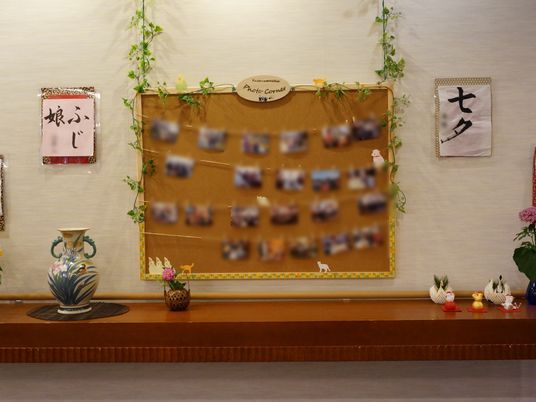 掲示物と飾りのある壁