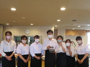 スタッフが並ぶ食堂  