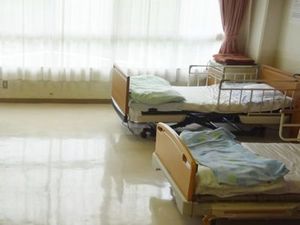 明るい居室のベッド  