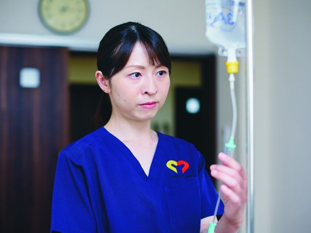 スタッフイメージ スタッフイメージ 清潔なユニフォームを着たスタッフが真剣な表情で仕事に取り組んでいます。