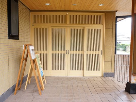 エントランスのシンプルな扉