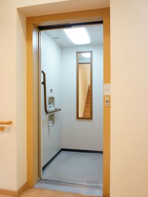 シンプルな居室の様子
