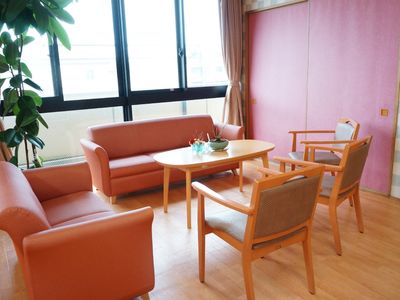 温かみのあるラウンジエリア