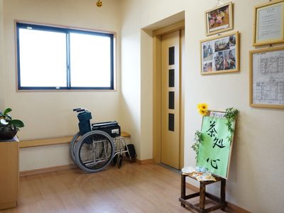 明るい廊下と車椅子