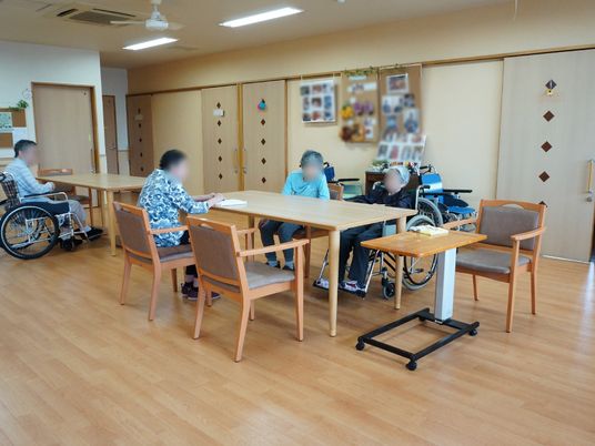 車椅子の人々と共有スペース