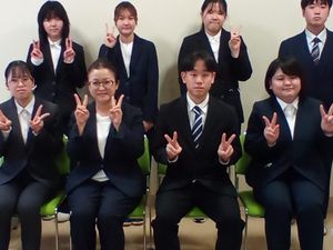 スーツ姿の学生集合  