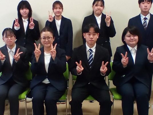 スーツ姿の学生集合  