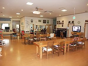 自然光の明るいダイニングルーム  