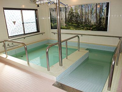 手すり付きの浴室