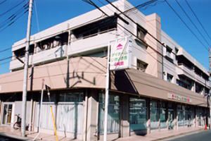 街角に建つ建物外観