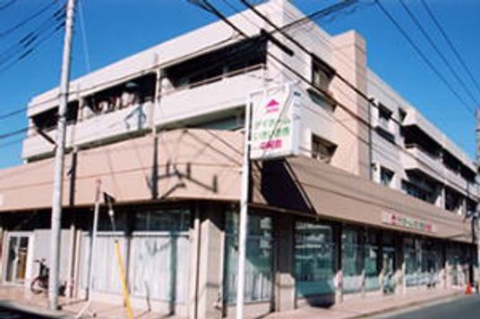 街角に建つ建物外観