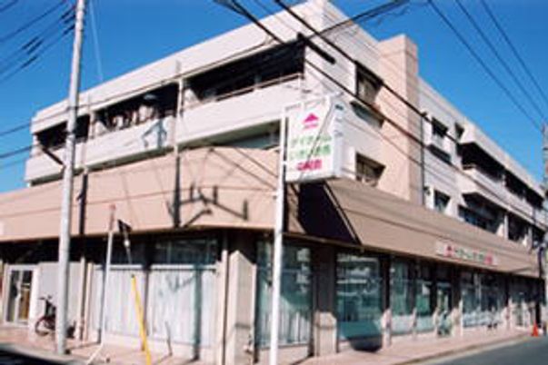 街角に建つ建物外観