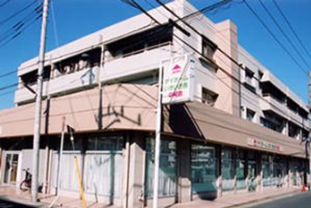 街角に建つ建物外観