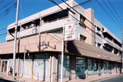 街角に建つ建物外観