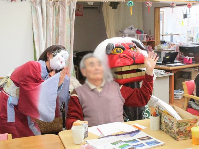楽しげな様子の部屋 ラウンジ 利用者とスタッフが楽しいひとときを過ごせる空間です。笑顔あふれる和やかな雰囲気になります。