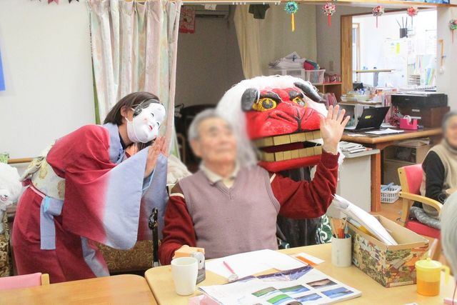 楽しげな様子の部屋 ラウンジ 利用者とスタッフが楽しいひとときを過ごせる空間です。笑顔あふれる和やかな雰囲気になります。