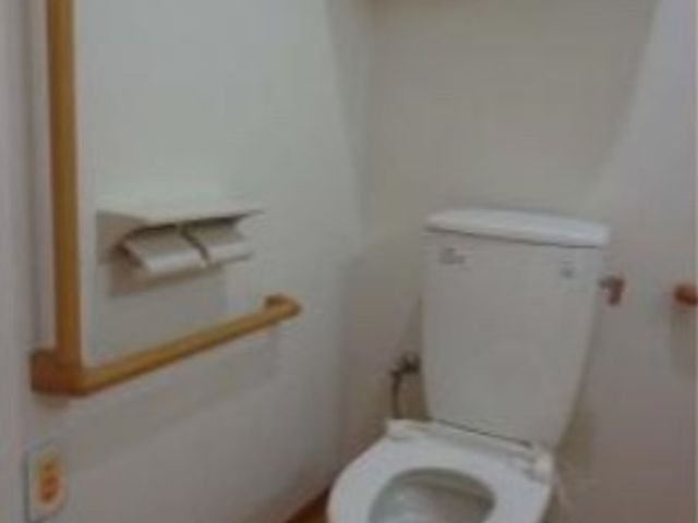 手すり付きの清潔なトイレ 居室トイレ 手すりが整った安全なトイレ空間で、日々の生活が快適に過ごせるよう工夫されています。