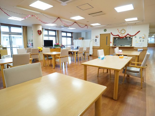 広々とした共用ダイニング 共有スペース ゆとりある空間のダイニングです。テーブルを囲みながらの交流が期待でき、穏やかな時間を過ごせることでしょう。