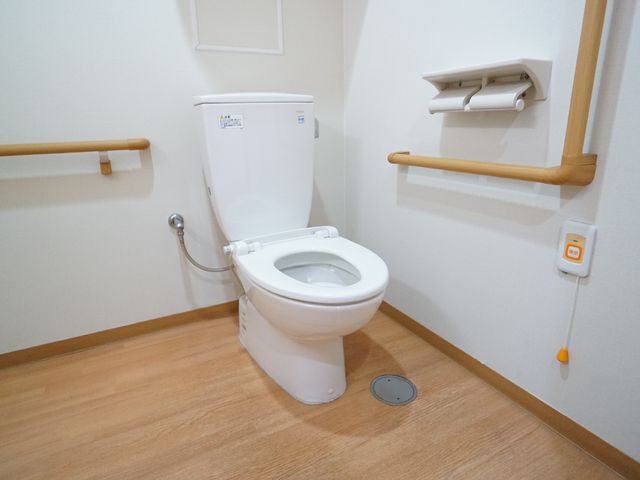 バリアフリートイレ設備 トイレ 手すり付きの清潔感あるトイレで、安全にご利用いただけます。非常呼出ボタンも整っており、安心です。