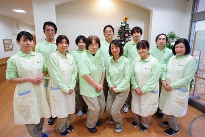 笑顔のスタッフ集合