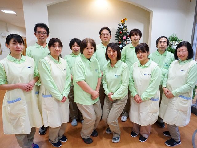 笑顔のスタッフ集合 スタッフ 温かな笑顔のスタッフがお出迎え。チームワークも抜群で、安心してご就業いただける環境です。