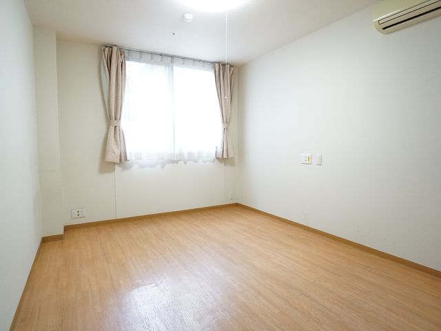 シンプルな空の居室 居室 清潔感のあふれる居室は、ご自分の家具や装飾でカスタマイズが可能です。ゆったりとした空間で、新しい生活を始めませんか。