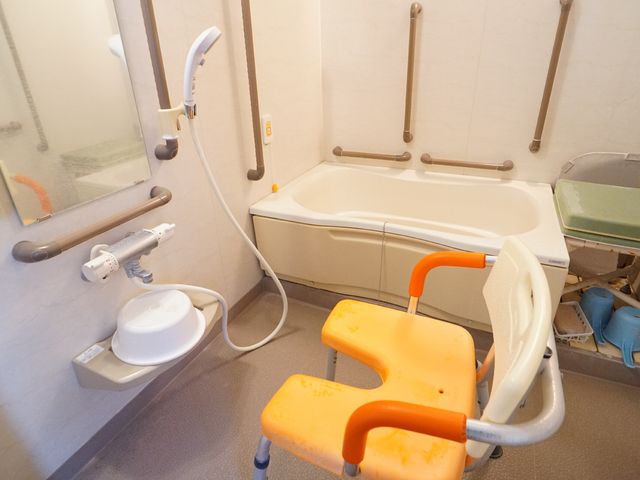 バリアフリー設計の浴室 浴室 安全に配慮された設計の浴室です。手すりやシャワーチェアも備えられ、安心してご使用いただけます。