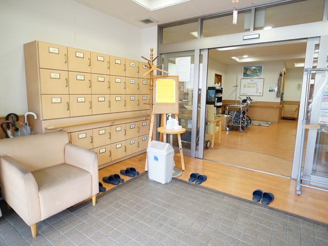 エントランスとスリッパ置き場 玄関 広々としたエントランスは、明るく清潔感があり、訪れた人を温かく迎え入れます。ゆったりとした椅子が配され、待ち時間も快適に過ごせます。