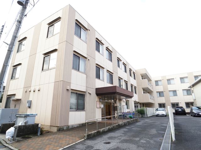 清潔感のある建物外観 外観 手入れが行き届いた清潔な外観です。働きやすい環境が整っており、日々の業務に集中できそうです。