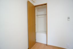 シンプルなクローゼットの内観