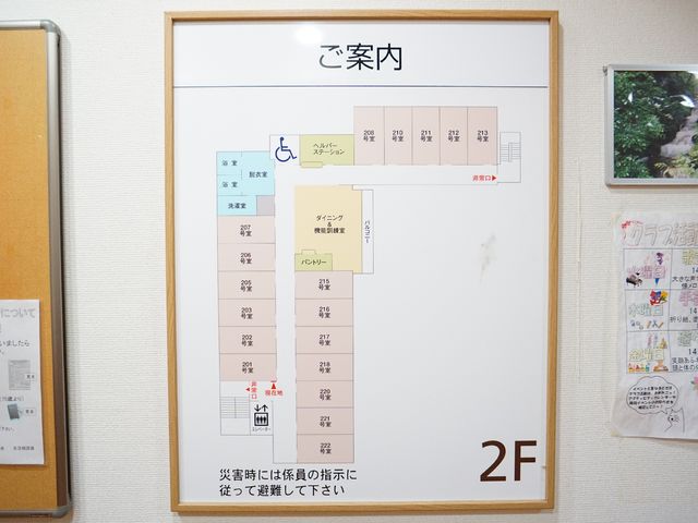 施設フロア案内図 展示物 明瞭なフロア案内図が設置され、各部屋への道順が容易に把握できます。自分の担当範囲を素早く覚えられる環境です。