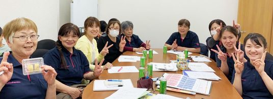 ミーティング中のスタッフ