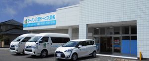 停車中の車と建物外観