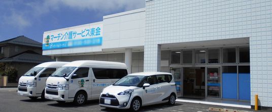 停車中の車と建物外観