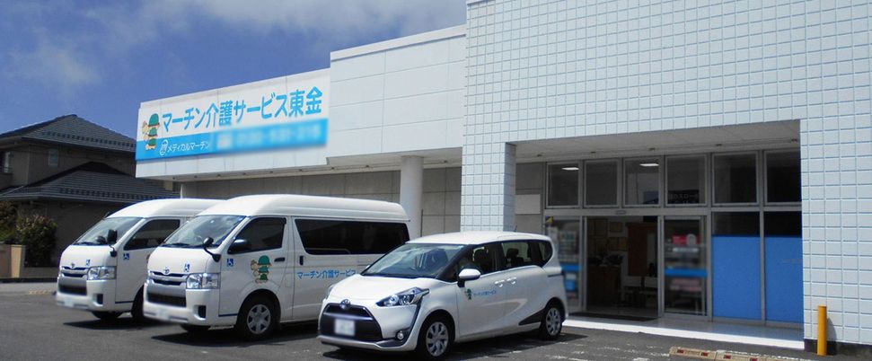 停車中の車と建物外観