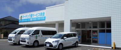 停車中の車と建物外観