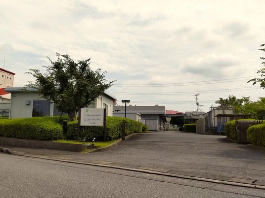 施設の正面入口  