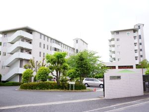 白い建物の外観