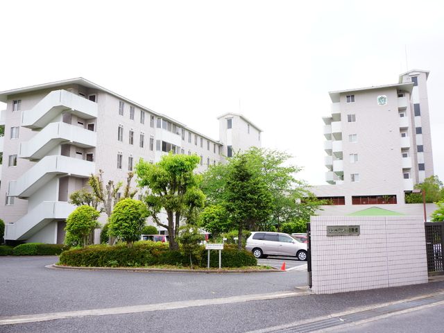 白い建物の外観 外の様子 広々とした敷地に立つモダンな建物です。ここで働くことで、多くの方々の支援に携わることができます。