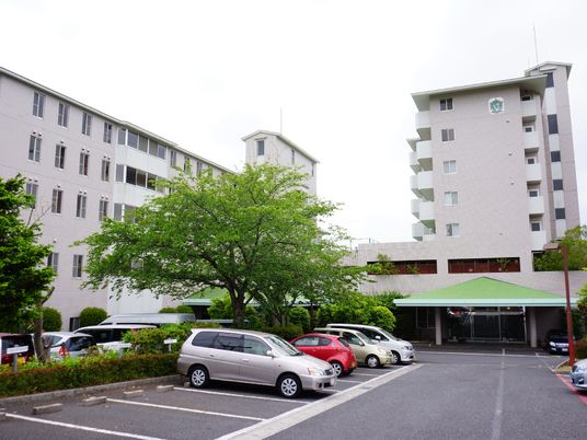 緑豊かな建物の外観