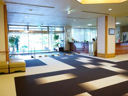 明るいエントランスの風景