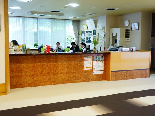 光が差し込む明るいフロント