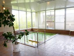 緑を望む浴室の空間