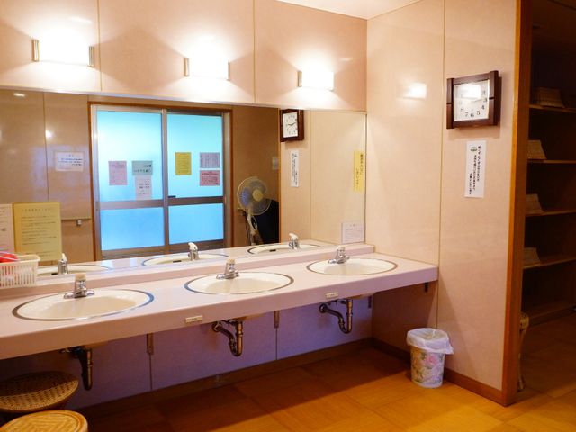 清潔な洗面スペース 脱衣所 清掃が行き届いたきれいな洗面台が複数あり、手入れの良い設備が整っています。ゆったりとしたスペースで快適なご利用が想定されます。