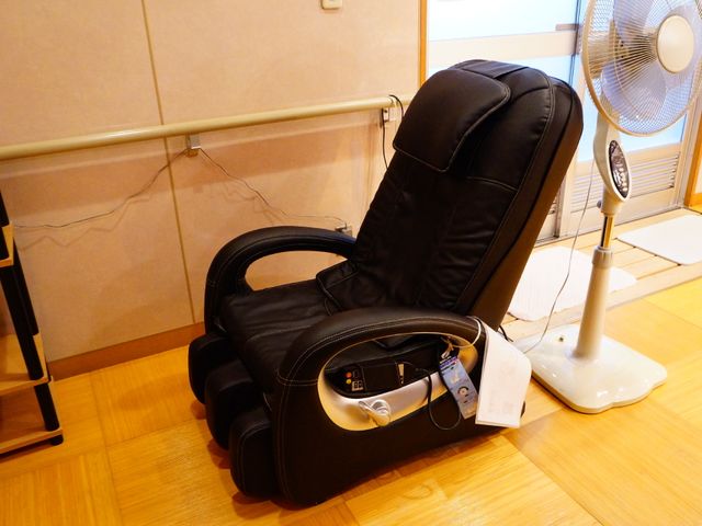 リラックスチェアと扇風機 脱衣所 ゆったりとしたリクライニングチェアが配され、快適な休憩時間を過ごせるコーナーです。癒しのひと時を提供する空間が整っています。
