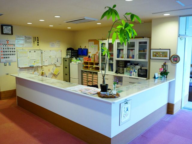 フロントカウンターの光景 受付 清潔感のあるフロントエリアです。機能的に配された受付カウンターは来訪者の案内もスムーズです。