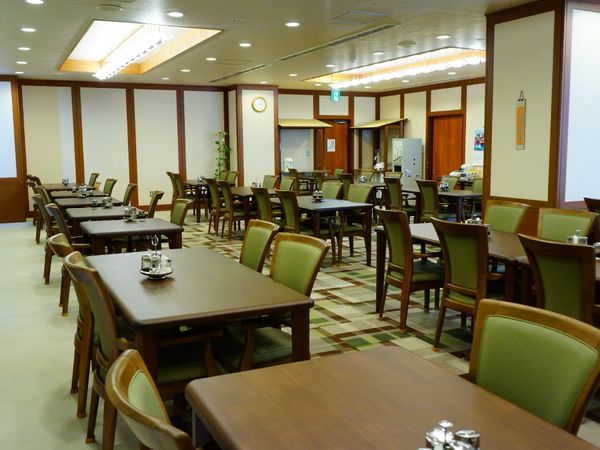 広々とした食堂の空間